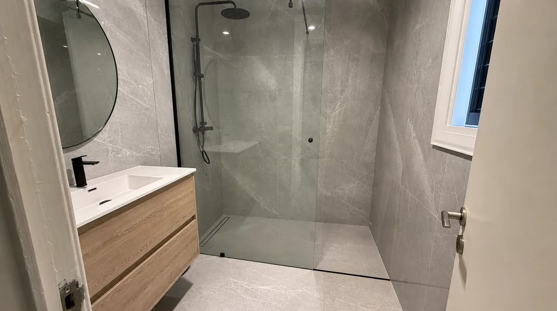 Baño reformado con ducha y mampara de cristal en Vallirana